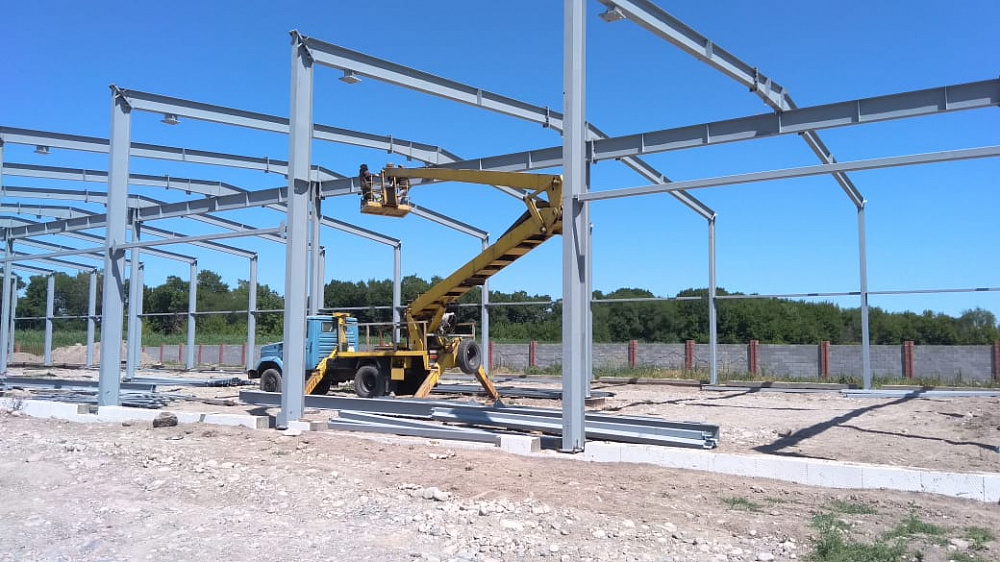 Цех производственного назначения со встроенными помещениями и подвесным краном грузоподъемностью 5 т