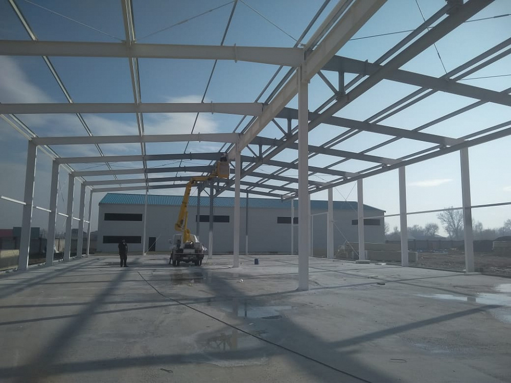 Цех производственного назначения со встроенными помещениями и подвесным краном грузоподъемностью 5 т