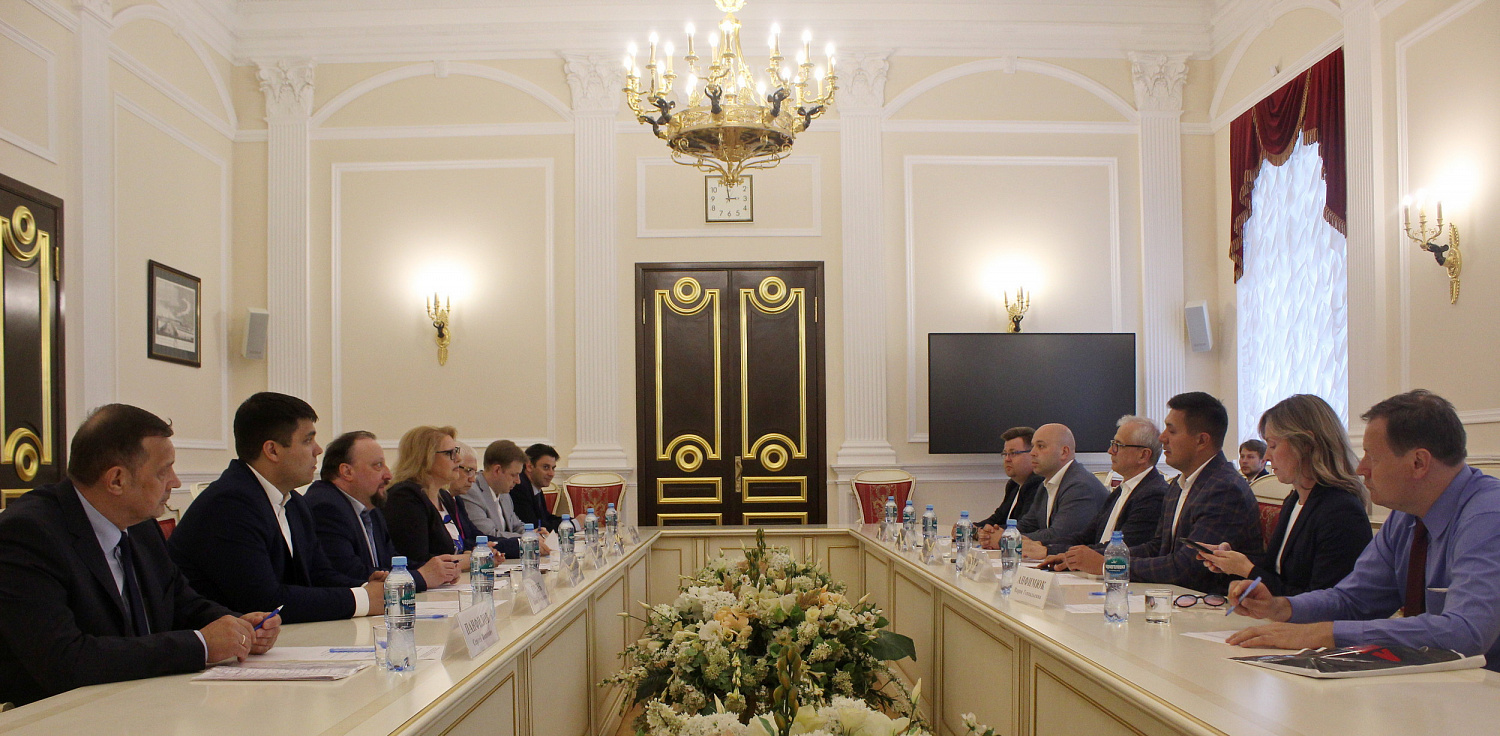 В Смольном состоялась встреча бизнес-делегаций Санкт‑Петербурга и Красноярского края