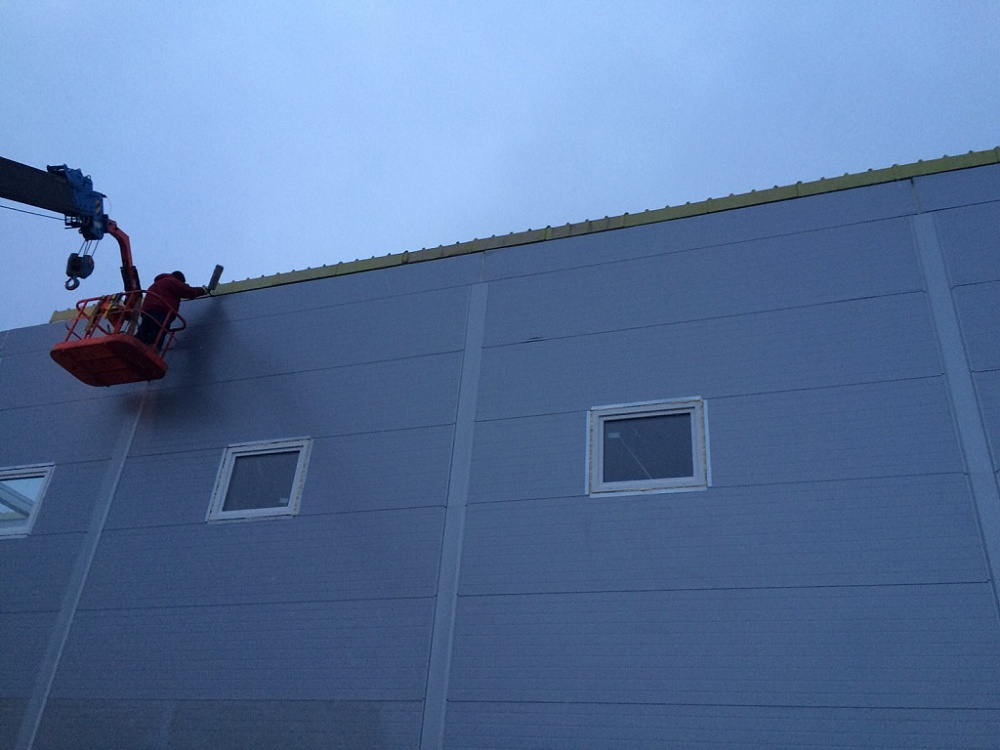 Склад с офисными помещениями и гаражом в г. Мирный